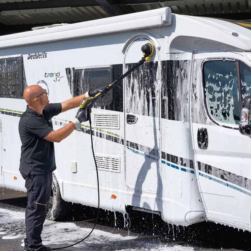 man die camper poetst en onderhoud